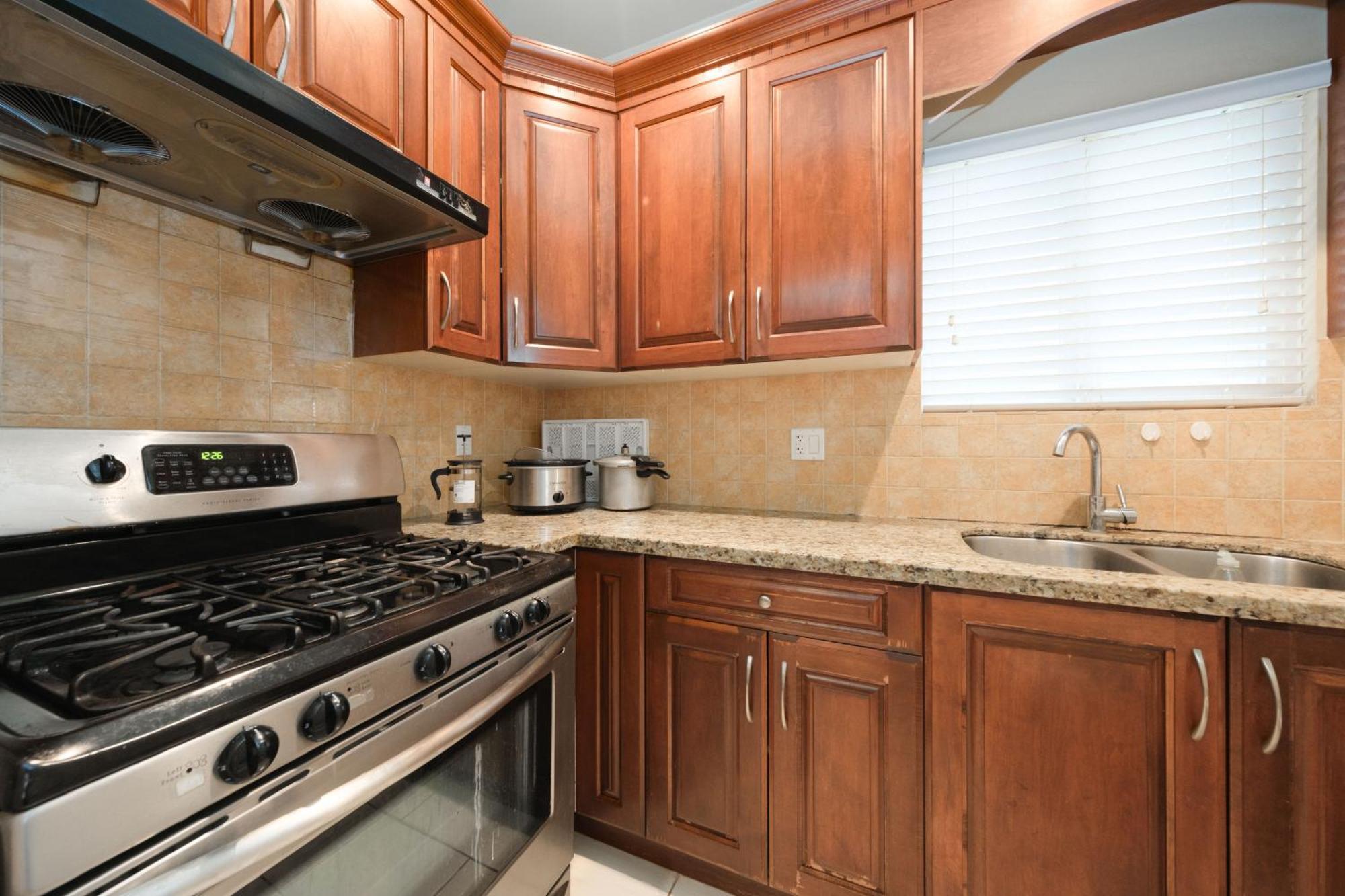 Cambie & 61St Ave Homestay Ванкувър Екстериор снимка